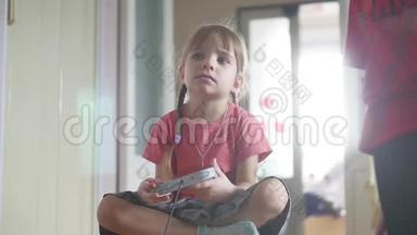 玩电子游戏的小女孩游戏玩家女孩游戏笔记本控制器